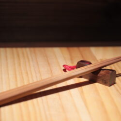 箸置き　ウォルナット　レッドレジン